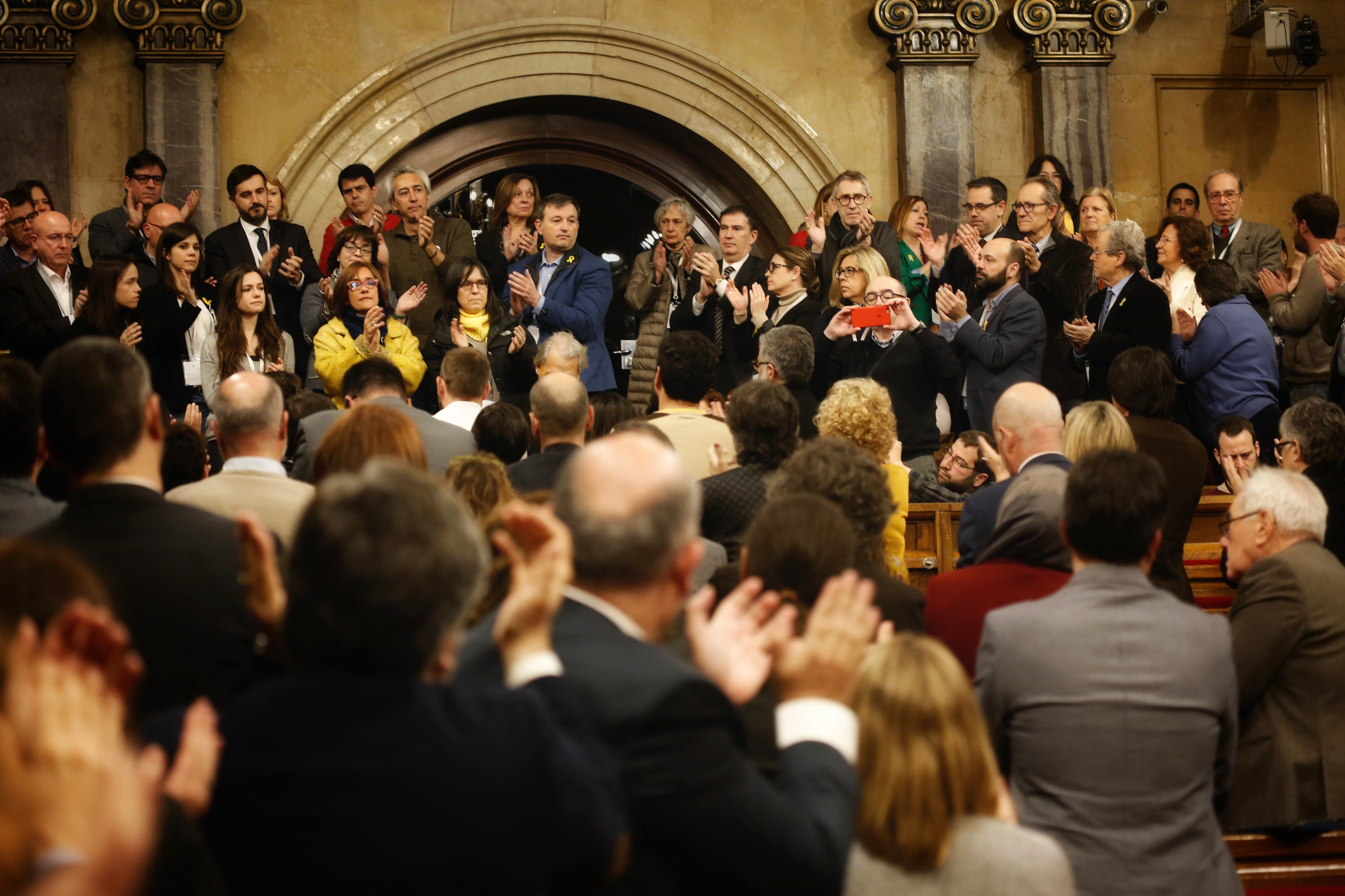 MPs and relatives of the imprisoned Catalan politicians in Parliament (by ACN)